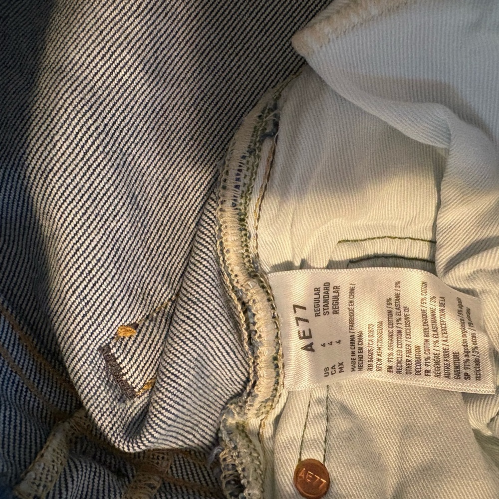 AE77 Premium Mom Jeans from American Eagle Size 4 - Picture 10 of 10